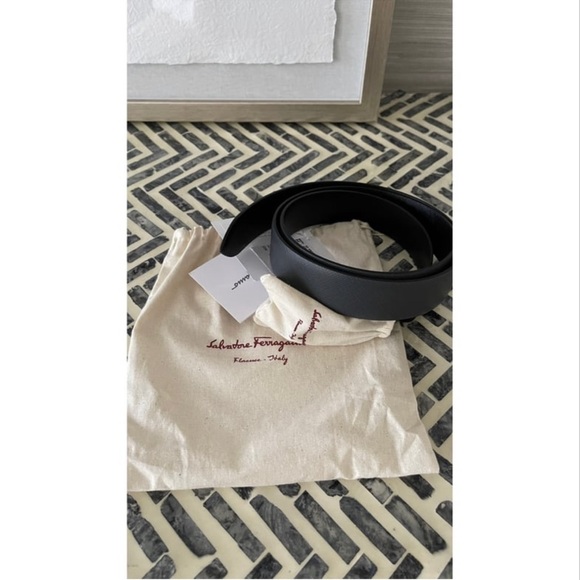 New with tags, Ferragamo Belt size 100.. reverse black and grey. - Picture 5 of 6